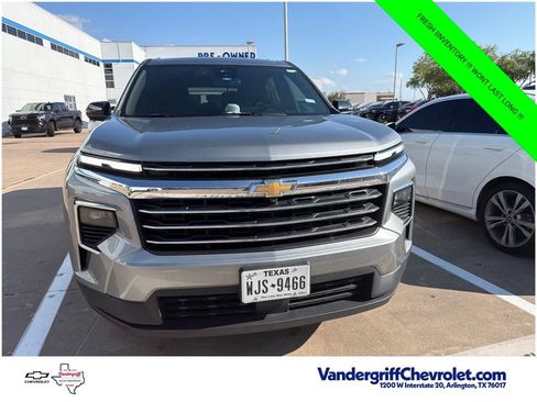 Used 2025 Chevrolet Traverse LT w/ Driver Confidence Package FWD image 3