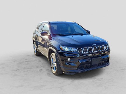 Used 2024 Jeep Compass Latitude image 2