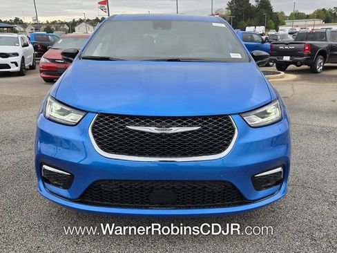 New 2026 Chrysler Pacifica Select image 2