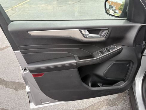 Used 2021 Ford Escape SE w/ Convenience Package FWD image 3