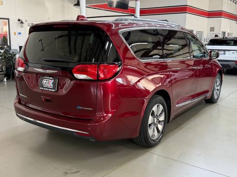 Used 2017 Chrysler Pacifica Platinum FWD image 2