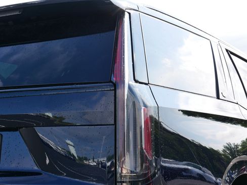 Certified 2024 Cadillac Escalade Sport Platinum w/ LPO, ONYX Package AWD/4WD image 17