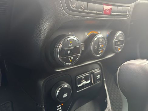 Used 2017 Jeep Renegade Altitude AWD/4WD image 20