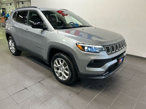 Used 2023 Jeep Compass Latitude w/ Sun and Sound Group AWD/4WD image 2