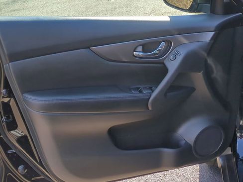 Used 2016 Nissan Rogue SV w/ SV Premium Package image 11