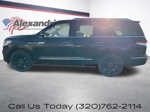Used 2022 Lincoln Navigator Reserve image 10