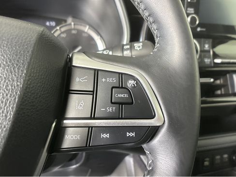 Used 2022 Toyota Highlander XLE image 28