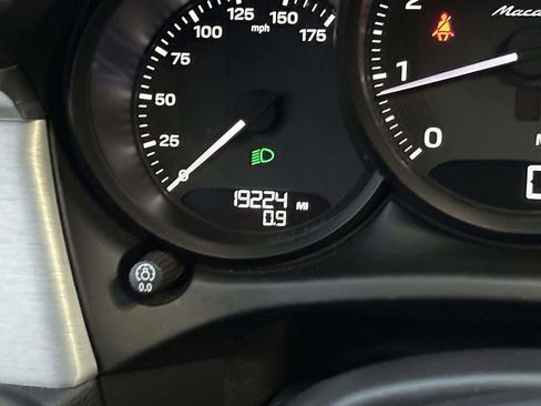 Used 2023 Porsche Macan Turbo image 29