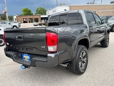 Used 2016 Toyota Tacoma TRD Sport w/ Towing Package AWD/4WD image 3