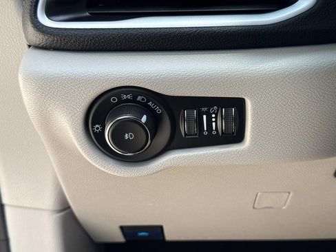 Used 2023 Chrysler Pacifica Touring-L w/ Uconnect Theater Family Group FWD image 40