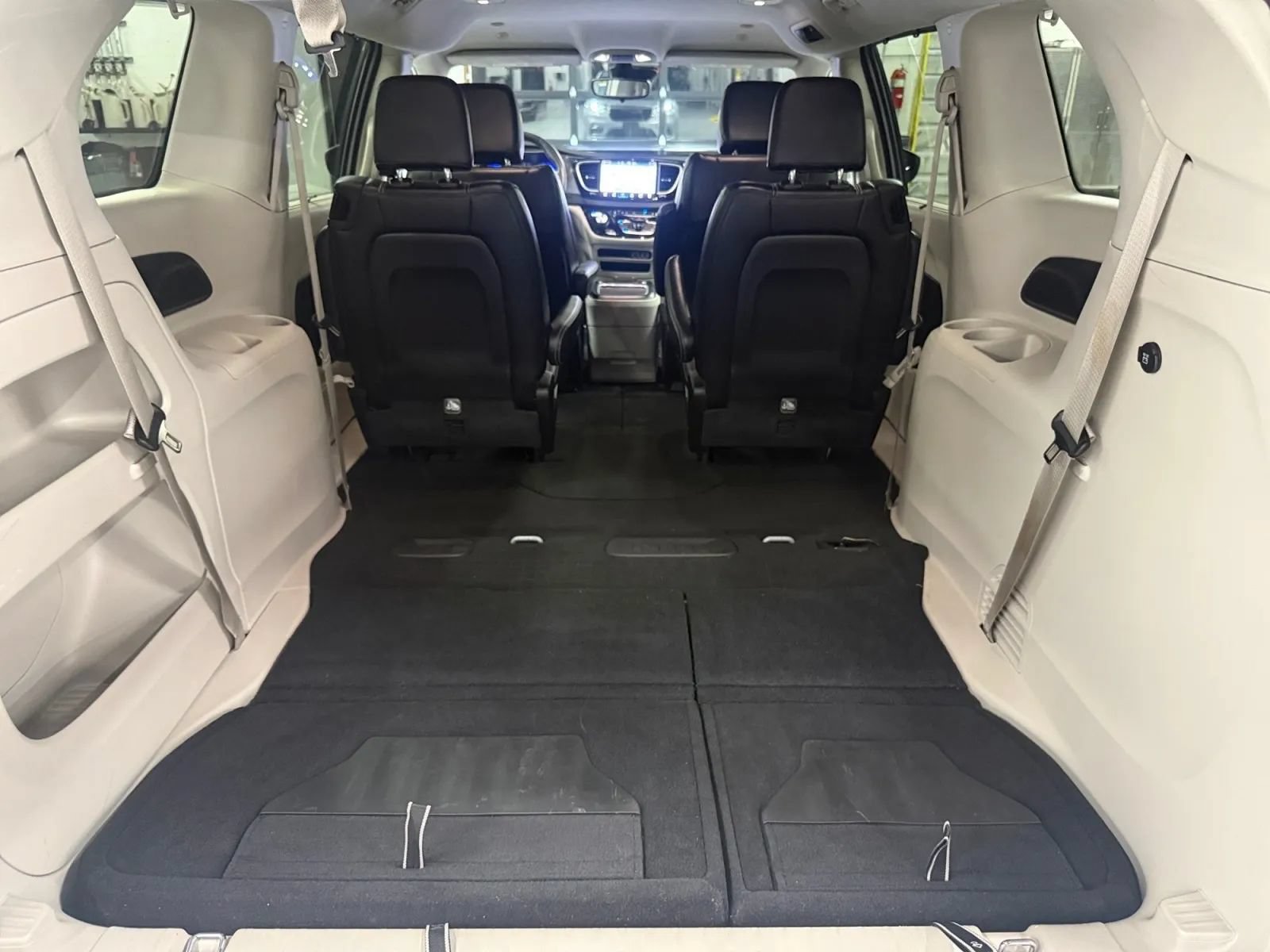 Used 2023 Chrysler Pacifica Touring-L FWD image 20