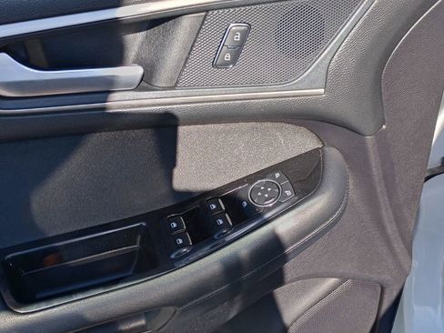 Used 2018 Ford Edge SEL image 12