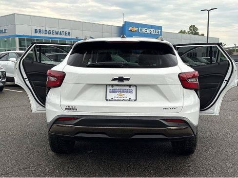 Used 2024 Chevrolet Trax ACTIV w/ Sunroof Package FWD image 12