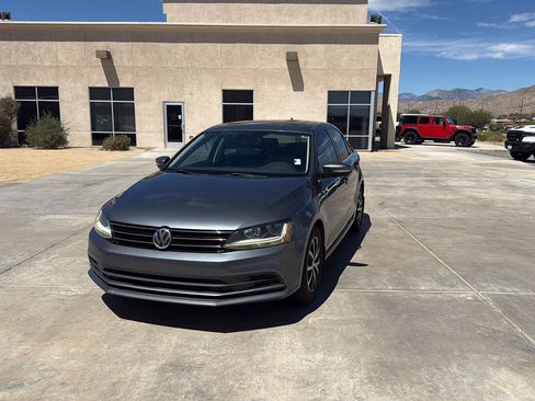 Used 2017 Volkswagen Jetta SE FWD image 4