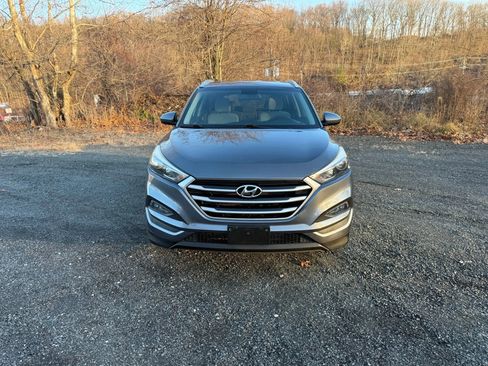 Used 2017 Hyundai Tucson SE image 2