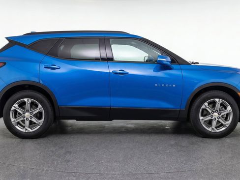 Used 2025 Chevrolet Blazer LT FWD image 11
