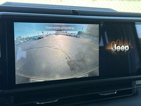 Used 2025 Jeep Wrangler Unlimited Sahara AWD/4WD image 17