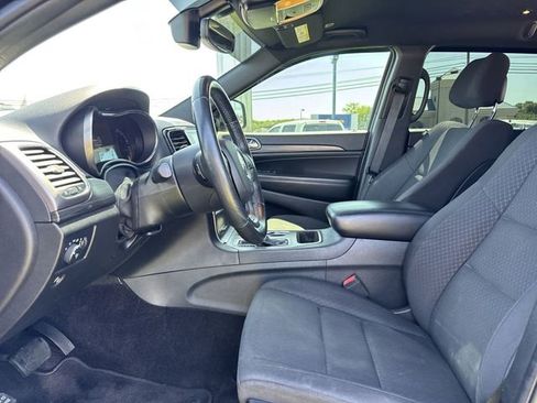 Used 2019 Jeep Grand Cherokee Laredo RWD image 11