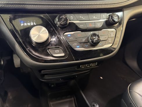 Used 2023 Chrysler Pacifica Touring-L w/ S Appearance Package image 20