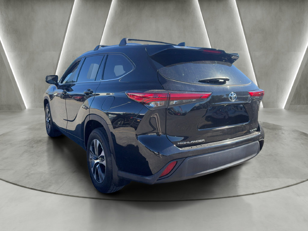 Used 2022 Toyota Highlander XLE AWD/4WD image 5