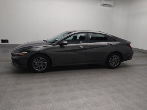 Used 2024 Hyundai Elantra SEL image 2