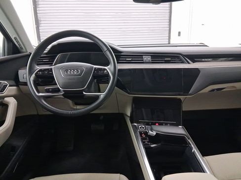 Used 2024 Audi Q8 e-tron Premium Plus w/ Premium Plus Package image 4