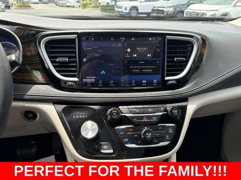 Used 2023 Chrysler Pacifica Limited FWD image 23
