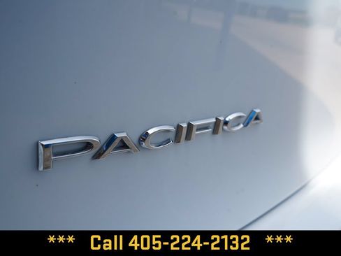 Used 2023 Chrysler Pacifica Touring-L FWD image 6