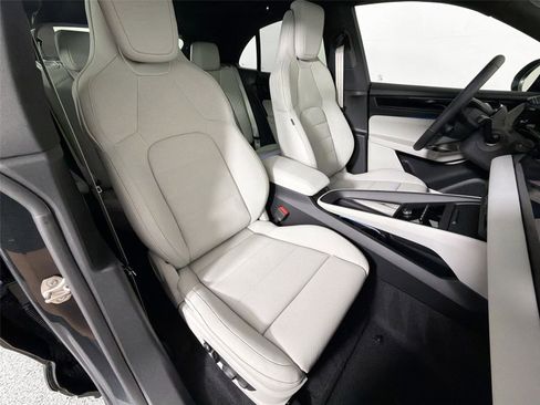 Used 2026 Porsche Macan Electric RWD image 28