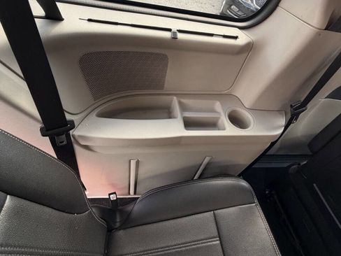 Used 2016 Chrysler Town & Country Touring-L FWD image 24