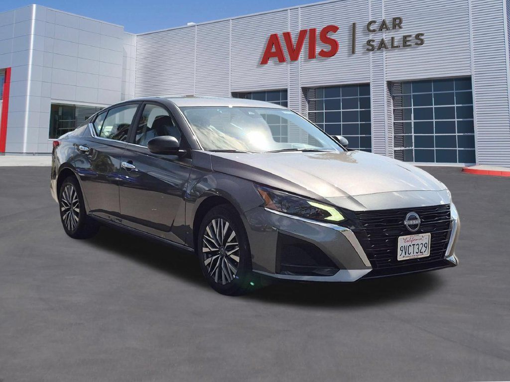 Used 2025 Nissan Altima 2.5 SV AWD/4WD image 3