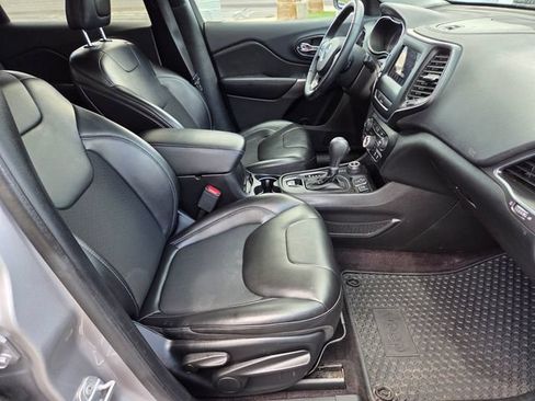 Used 2019 Jeep Cherokee Latitude Plus w/ Comfort/Convenience Group AWD/4WD image 16