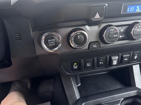 Used 2022 Toyota Tacoma TRD Off-Road image 30