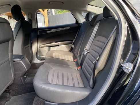 Used 2017 Ford Fusion SE FWD image 18