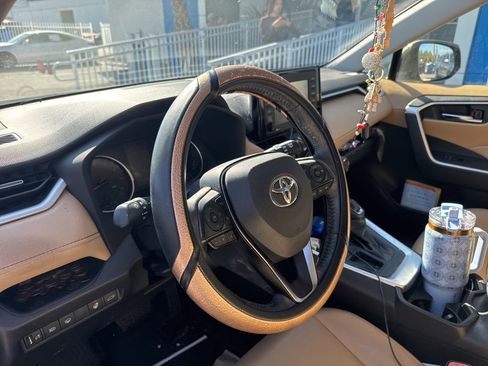 Used 2021 Toyota RAV4 XLE Premium image 9