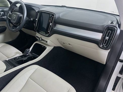 Used 2020 Volvo XC40 T5 Momentum image 36