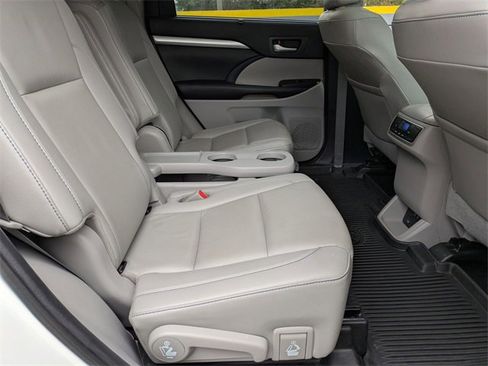 Used 2019 Toyota Highlander SE image 26