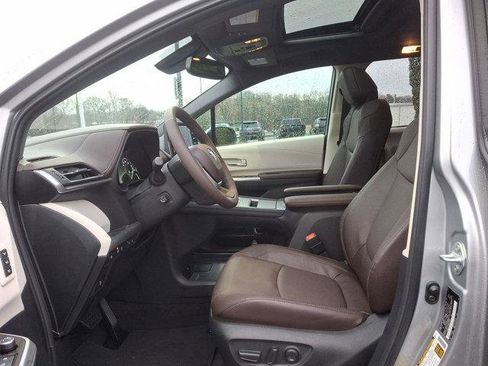 Certified 2024 Toyota Sienna Platinum image 12