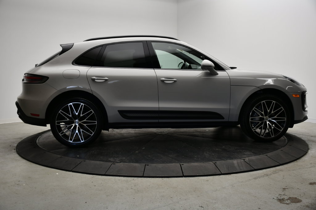 Certified 2024 Porsche Macan AWD/4WD image 8