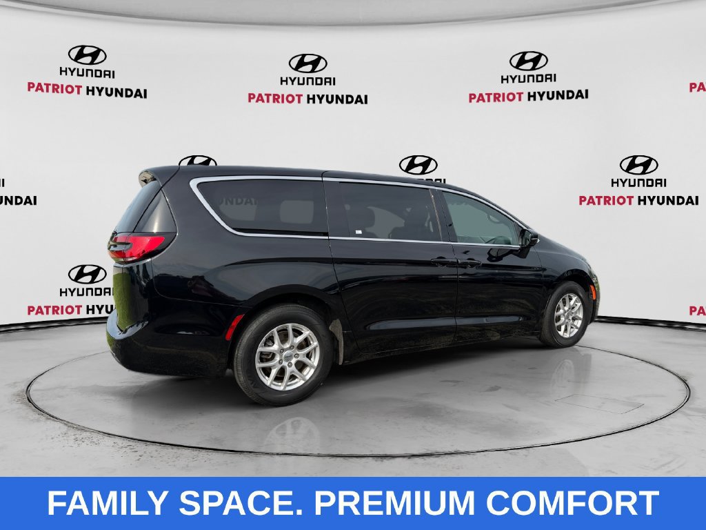 Used 2025 Chrysler Pacifica Select FWD image 3