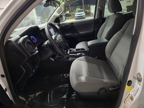Used 2018 Toyota Tacoma SR image 17