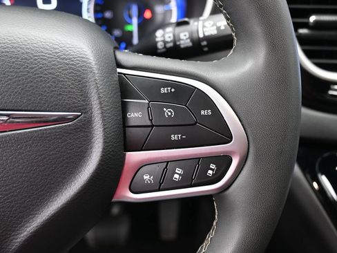 Used 2025 Chrysler Pacifica Select FWD image 21
