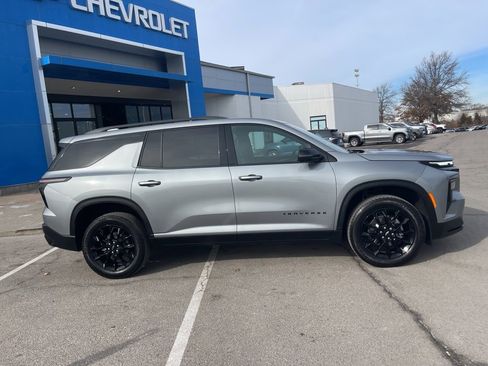 Used 2025 Chevrolet Traverse LT w/ Midnight/Sport Edition image 2