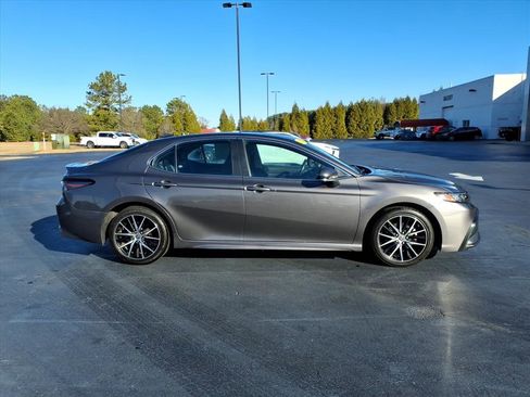 Used 2024 Toyota Camry SE image 2