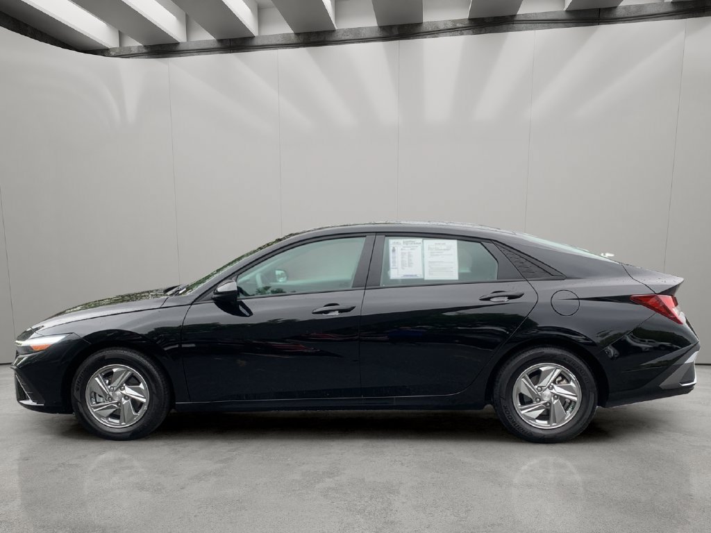 Certified 2026 Hyundai Elantra SE w/ Cargo Package FWD image 2