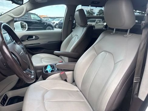 Used 2018 Chrysler Pacifica Touring-L FWD image 9