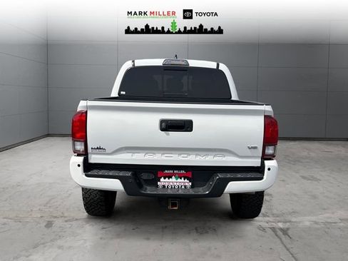 Used 2019 Toyota Tacoma TRD Sport w/ Technology Package image 4