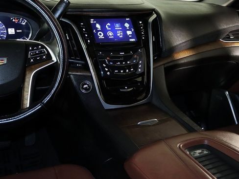 Used 2019 Cadillac Escalade Premium Luxury image 18
