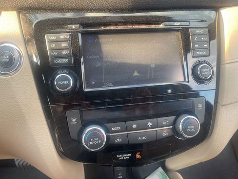 Used 2017 Nissan Rogue SV w/ SV Premium Package image 6