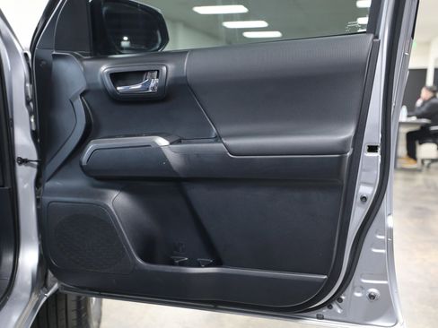 Used 2019 Toyota Tacoma TRD Off-Road w/ Technology Package image 31